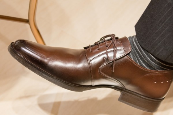 革靴の靴紐がほどけない結び方か別の方法で簡単にすませるか