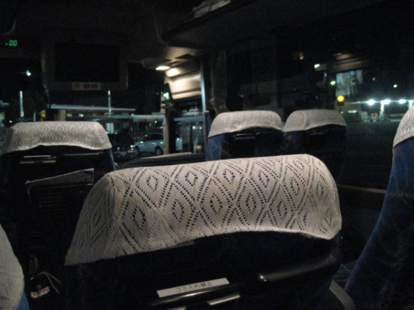 夏の夜行バスが寒い 足元の寒さとむくみを同時に対策する